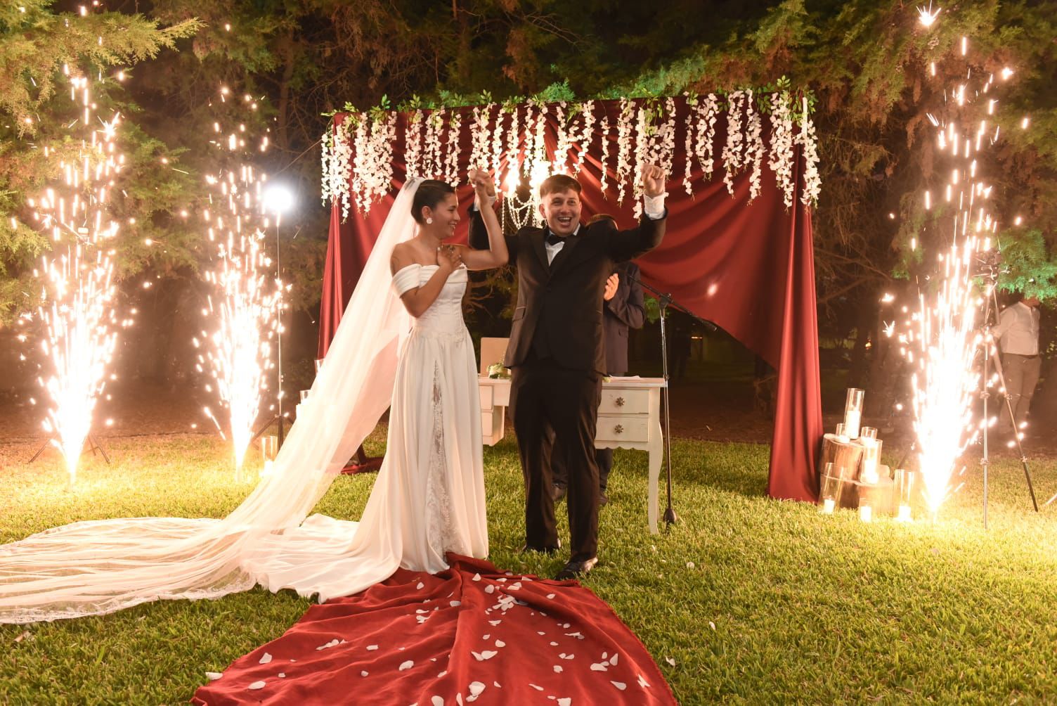 Novios celebrando con fuentes de chispas frías en su boda