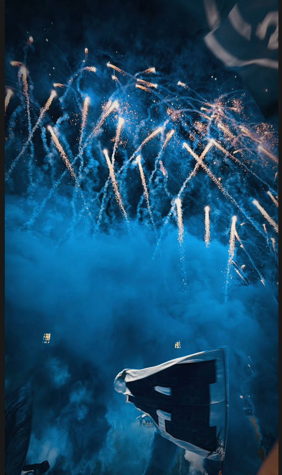 Recibimiento con fuegos artificiales y humo azul en estadio de fútbol